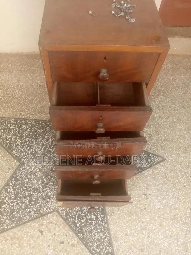 Side Drawers · Photo 1