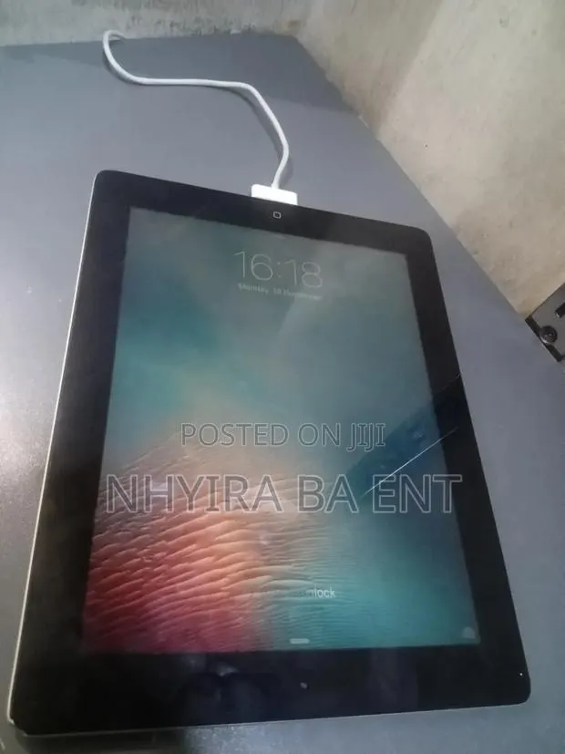 Apple iPad 9.7 16 GB Gray · Photo 1