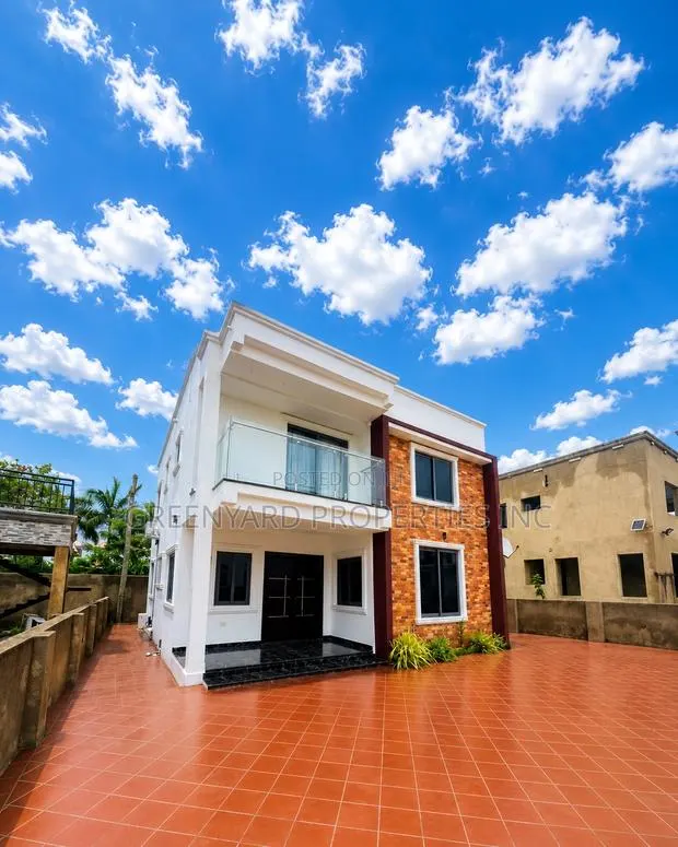 Furnished 4bdrm Townhouse / Terrace in American House, East Legon · Photo 1