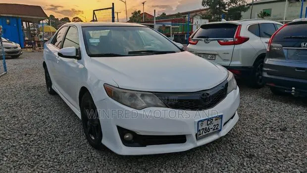 Toyota Camry SE 4dr Sedan (2.5L 4cyl 6A) 2014 White · Photo 1