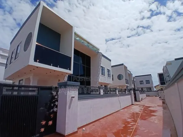 4bdrm Duplex in Okpoigonor, Manet Court for sale · Photo 1