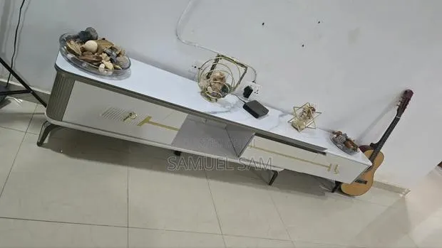 Foreign TV Stand · Photo 1