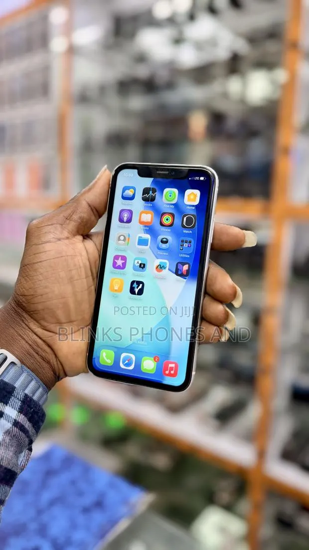 Apple iPhone 11 128 GB White · Photo 1