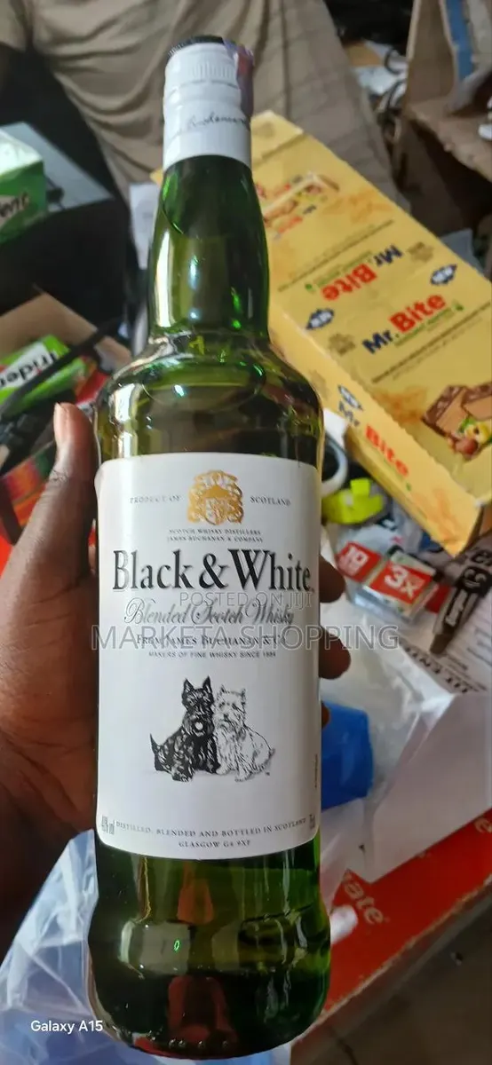 Black And White Whiskey 750ml · Photo 1