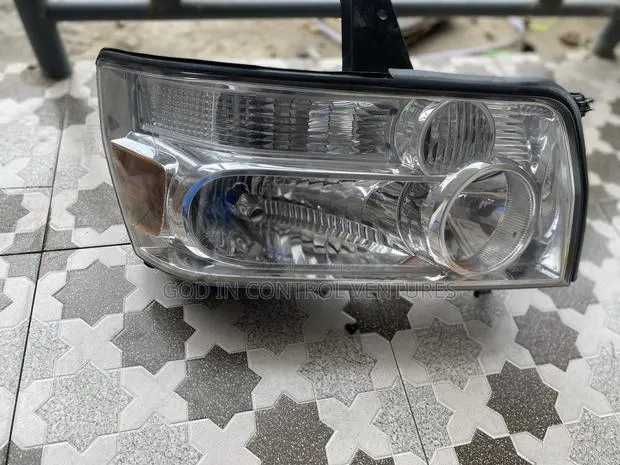 Infiniti QX 56 Headlight · Photo 1