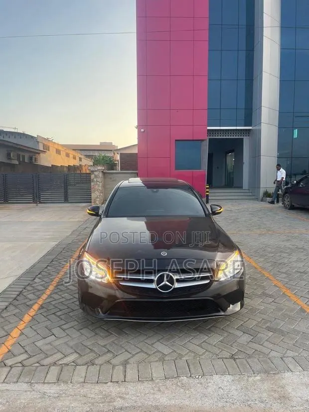 Mercedes-Benz C300 2019 Black · Photo 1