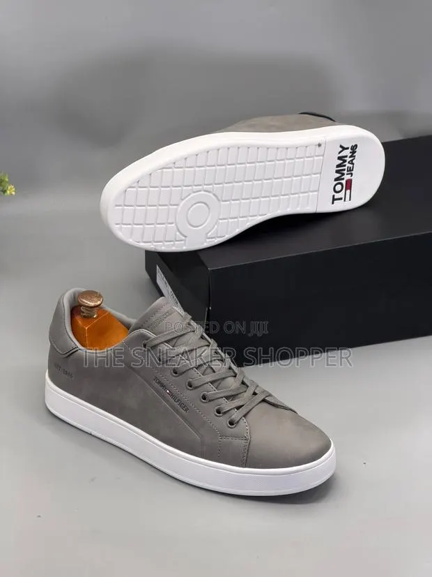 Tommy Hilfiger Kaki Color Under White · Photo 1