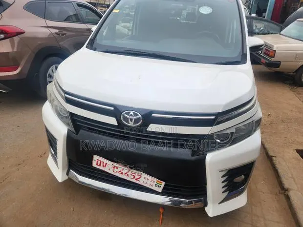 Toyota Voxy V 4WD 7-Seater 2014 White · Photo 1