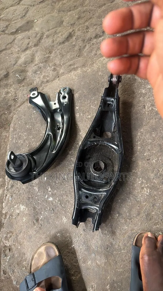 Honda CRV Back Lower Arm 2023,2024,2025 · Photo 1