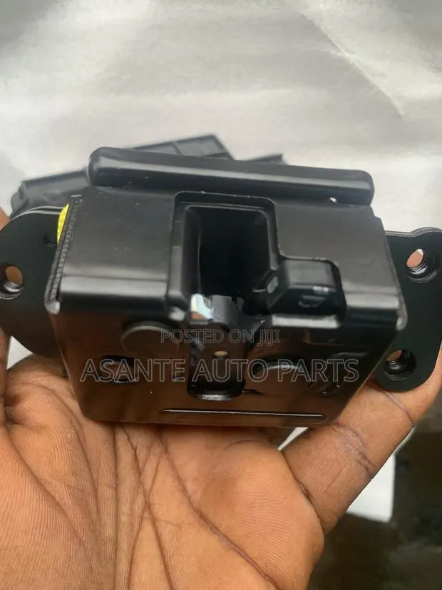 RAV4 2018-2022 Boot Lock · Photo 1