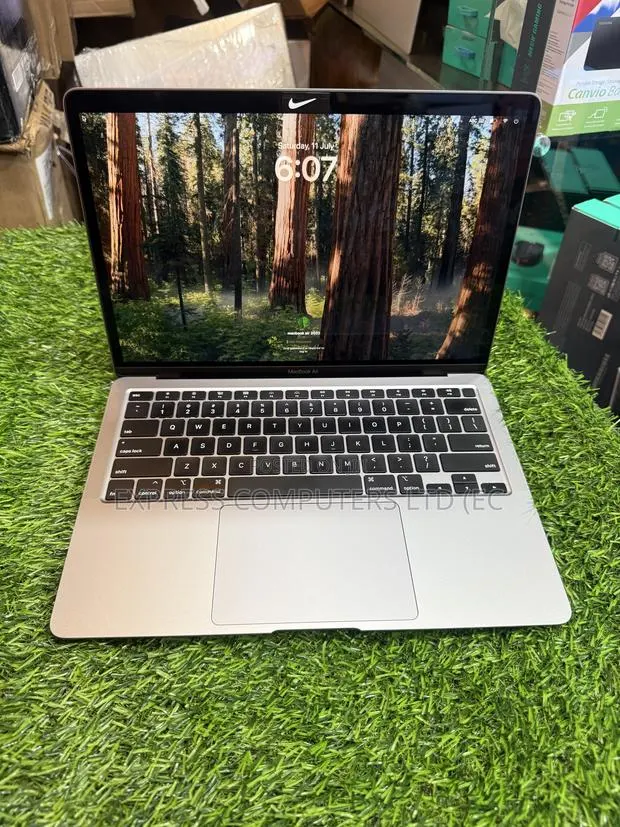 Laptop Apple MacBook Air 2020 8GB Intel Core i3 SSD 256GB · Photo 1