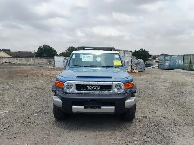 Toyota FJ Cruiser 2023 Blue · Photo 1