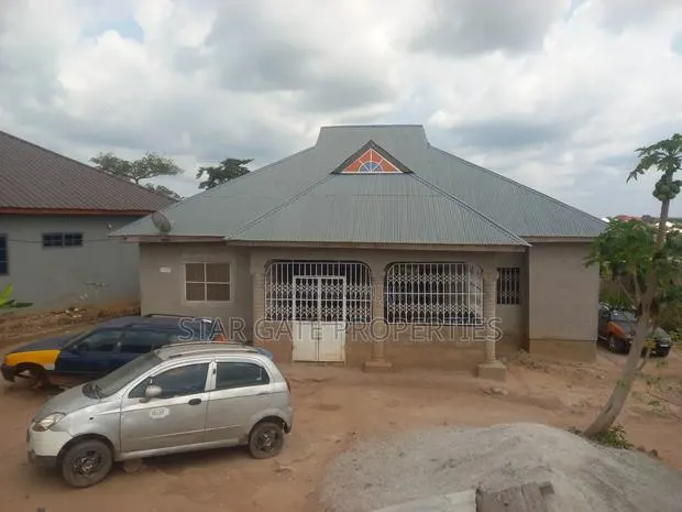 5bdrm House in Ejisu Manhyia for sale · Photo 1