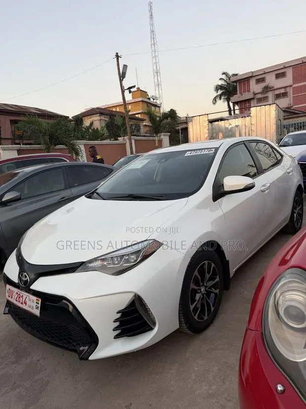 Toyota Corolla SE Special Edition 4dr Sedan (1.8L 4cyl CVT) 2017 White · Photo 1