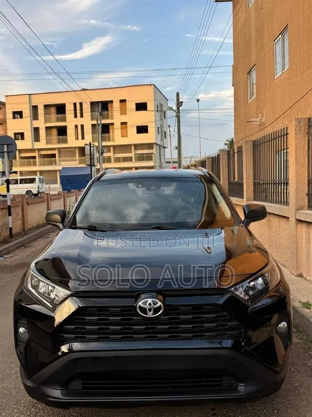 Toyota RAV4 LE 2021 Gray · Photo 1