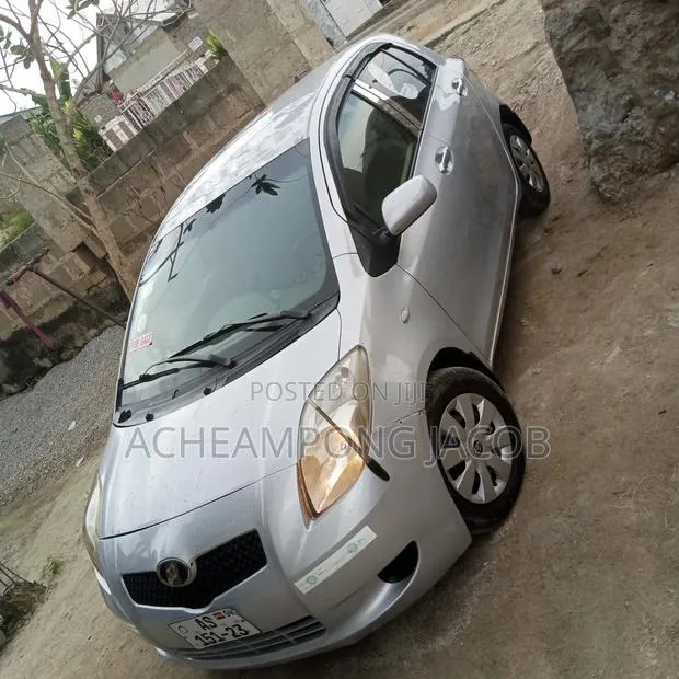 Toyota Vitz 1.3 AWD 3dr 2010 Silver · Photo 1