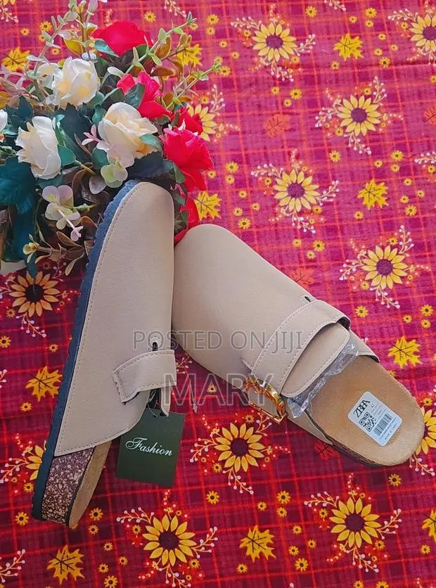 A Suede Slip-on Clogs · Photo 1