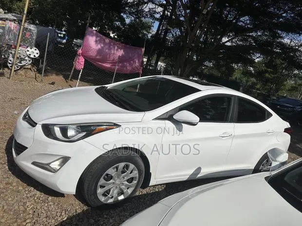 Hyundai Elantra SE Sedan FWD (1.8L 4cyl 6A) 2016 White · Photo 1