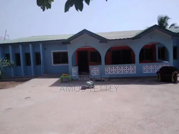 4bdrm House in Self Huge Compound., Amasaman for rent · Photo 1