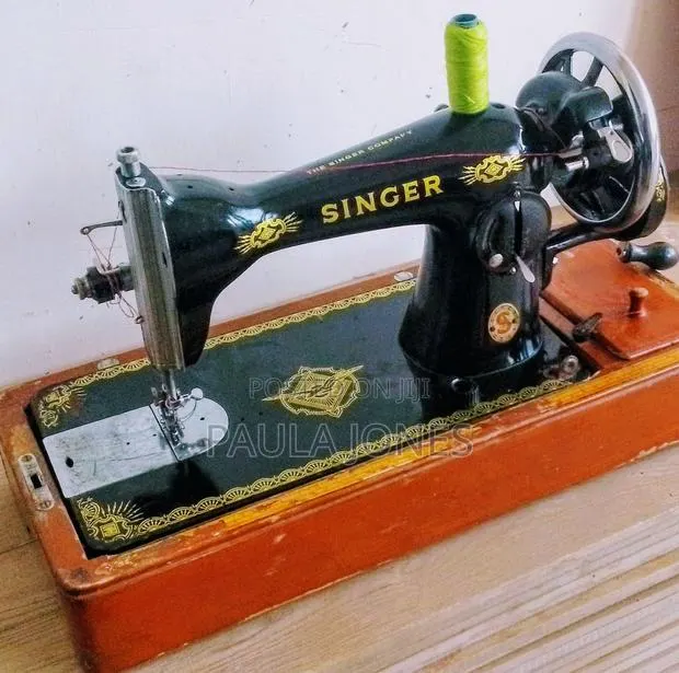 Singer Sewing Machine · Photo 1