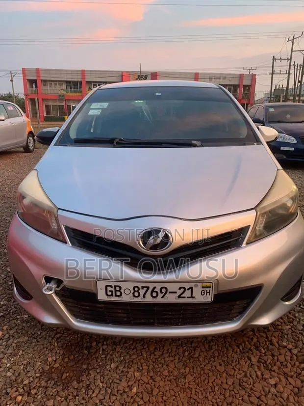 Toyota Vitz 2013 Silver · Photo 1