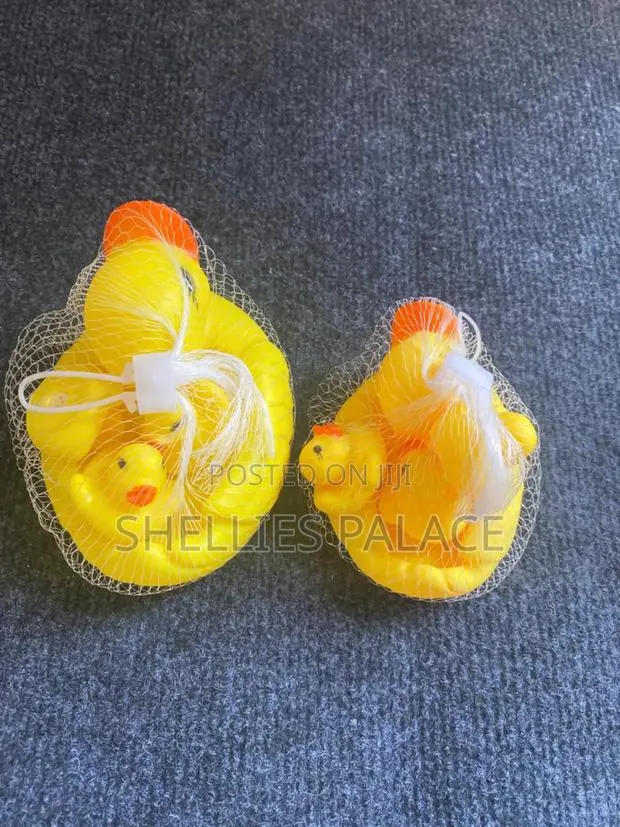4pcs Bath Duck Toys Rubber Duck Family Squeak Float Ducks · Photo 1