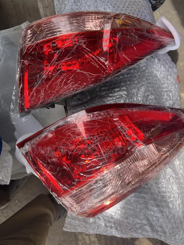 Toyota Corolla Tail Lights 2017-2019 LE/CE Pair · Photo 1