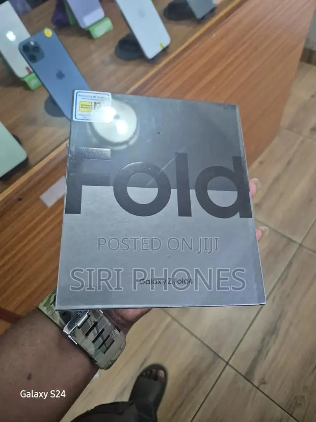 New Samsung Galaxy Z Fold4 256 GB Gray · Photo 3