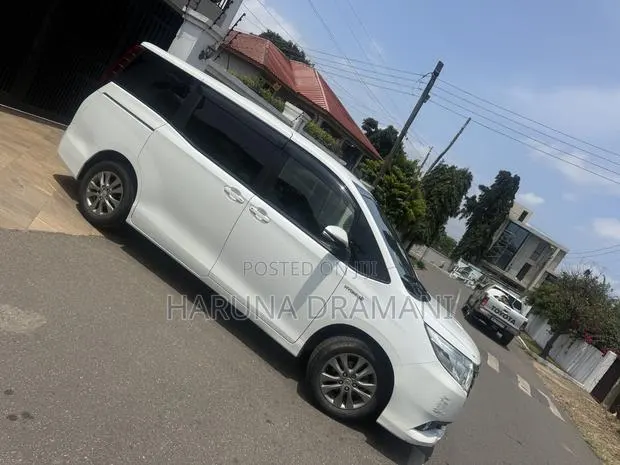 Toyota Voxy Hybrid X 2WD 7-Seater 2018 White · Photo 1