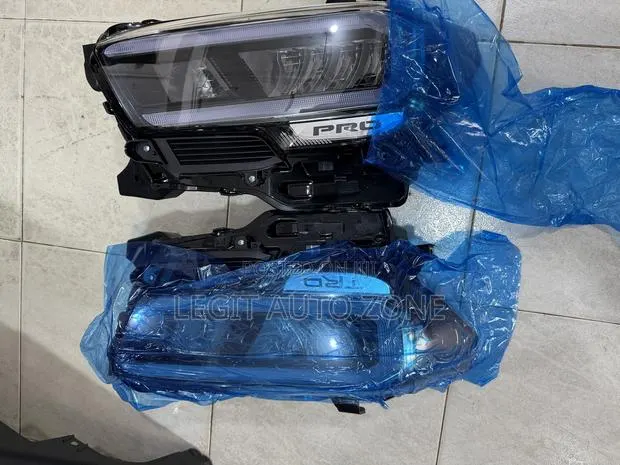 Toyota Tacoma 2017,2018,2020,2021 Spec Headlight Available · Photo 1