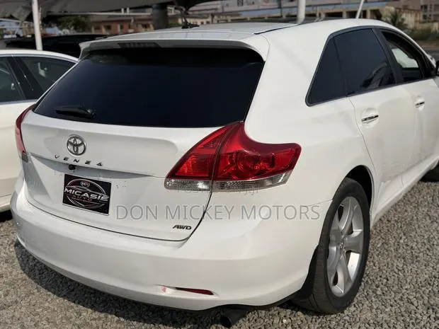 Toyota Venza XLE 2010 White · Photo 1