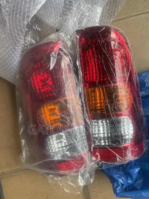 Hilux Vigo 2003 2004 2005 2006 2007 2008 2009 2010 Tail Light Yellow · Photo 1