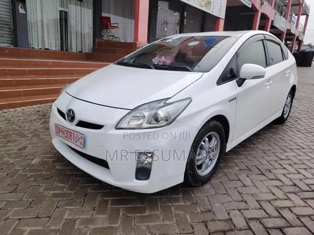 Toyota Prius Plug-in Advanced 2012 White · Photo 8