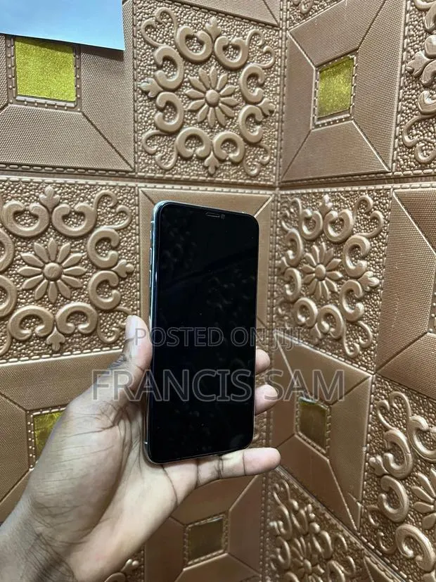 Apple iPhone XS Max 64 GB White · Photo 1
