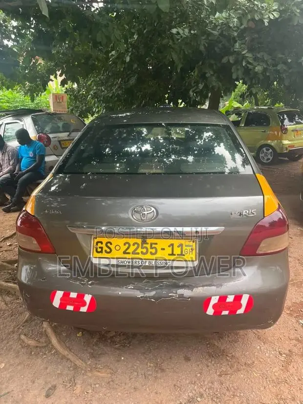 Toyota Yaris 2006 Silver · Photo 1