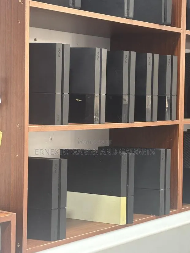 PS4 Set With Games · Photo 1