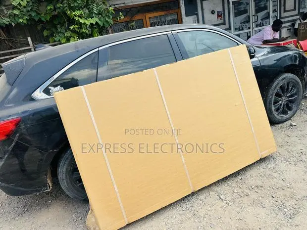 Available Now at Store Qled Smart Samsung 85”Q70c · Photo 1