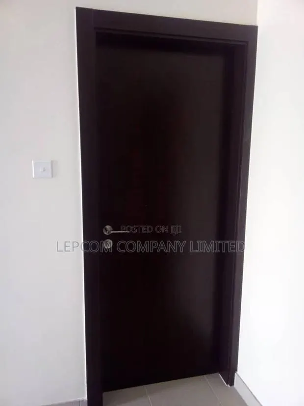 Complete Wooden Door, Very Durable · Photo 1