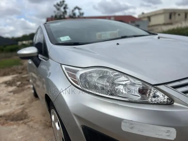 Ford Fiesta S Sedan 2013 Silver · Photo 1