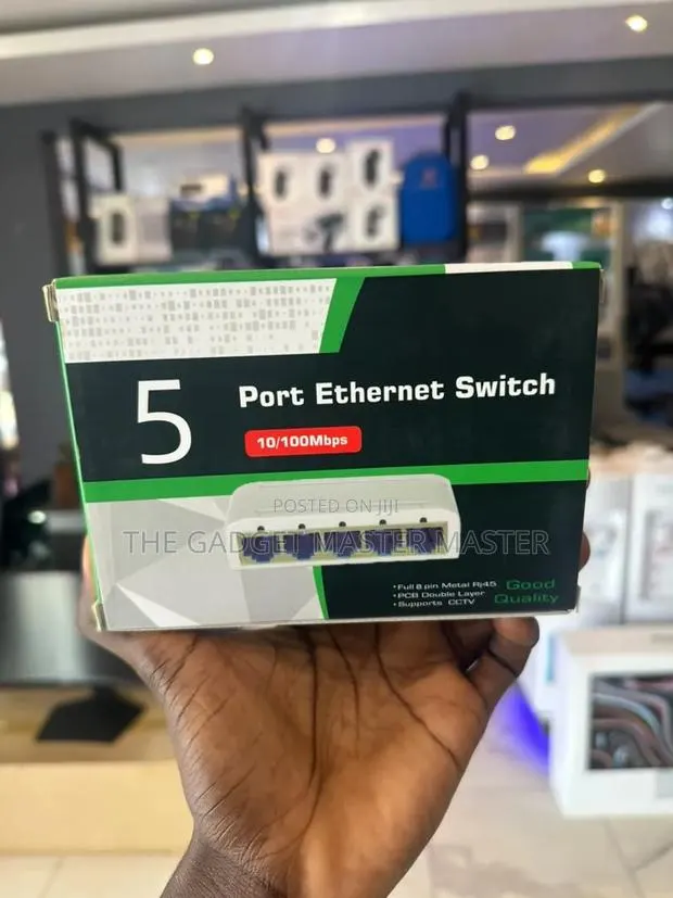 5 Ports RJ-45 Ast Ethernet Switch · Photo 1