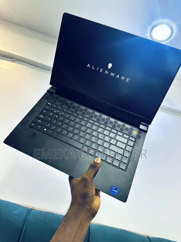 Laptop Alienware M15 R7 16GB Intel Core i7 SSD 1T · Photo 1