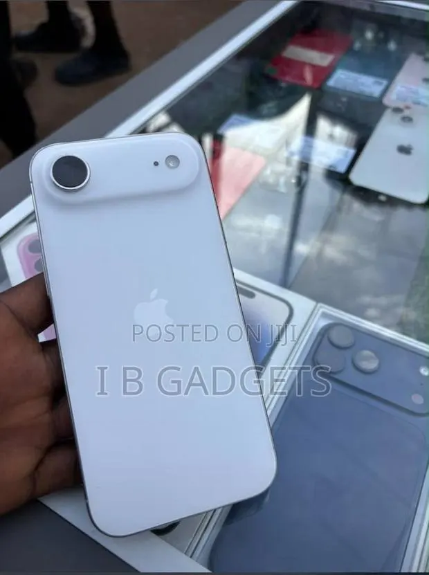 Apple iPhone Air 256 GB White · Photo 1