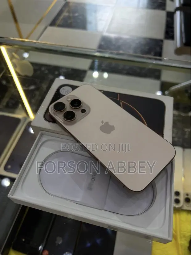 Apple iPhone 16 Pro Max 256 GB Gold · Photo 1