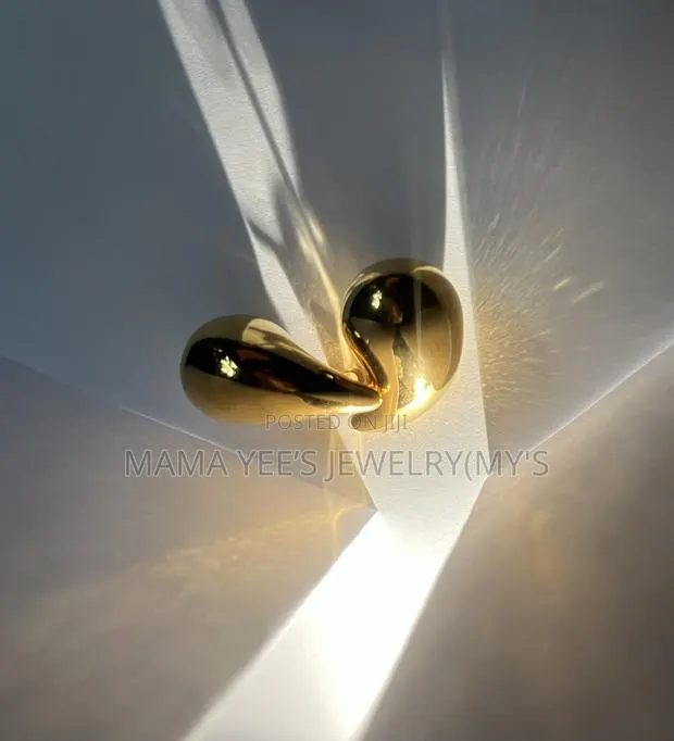 Chunky Gold Waterdrop Statement Earrings · Photo 1