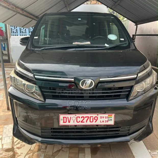 Toyota Voxy V 2WD 7-Seater 2014 Blue · Photo 1