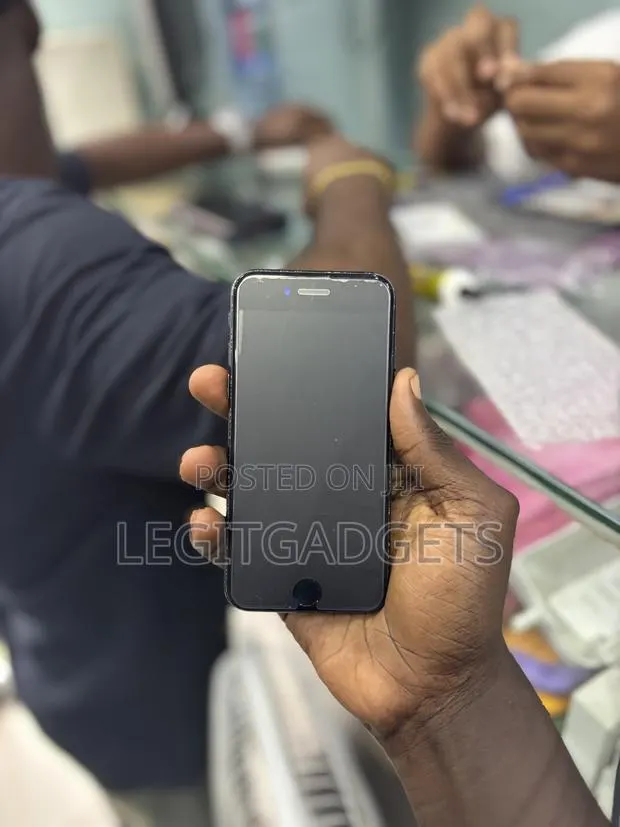 Apple iPhone SE (2022) 64 GB Black · Photo 1