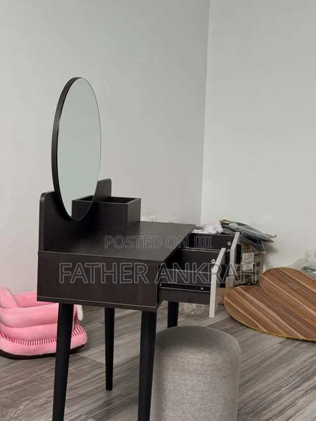 Orcar Deco Dressing Table With Seat · Photo 1