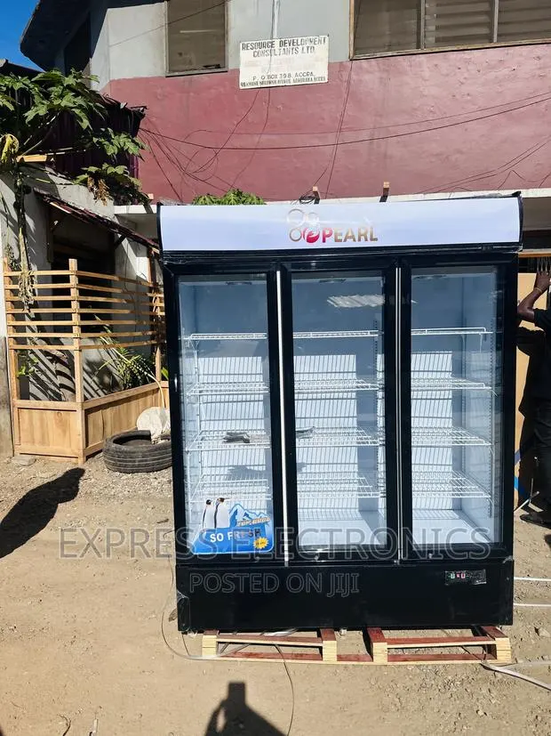 Three Doors Display Fridge Pearl PVC-150 · Photo 1