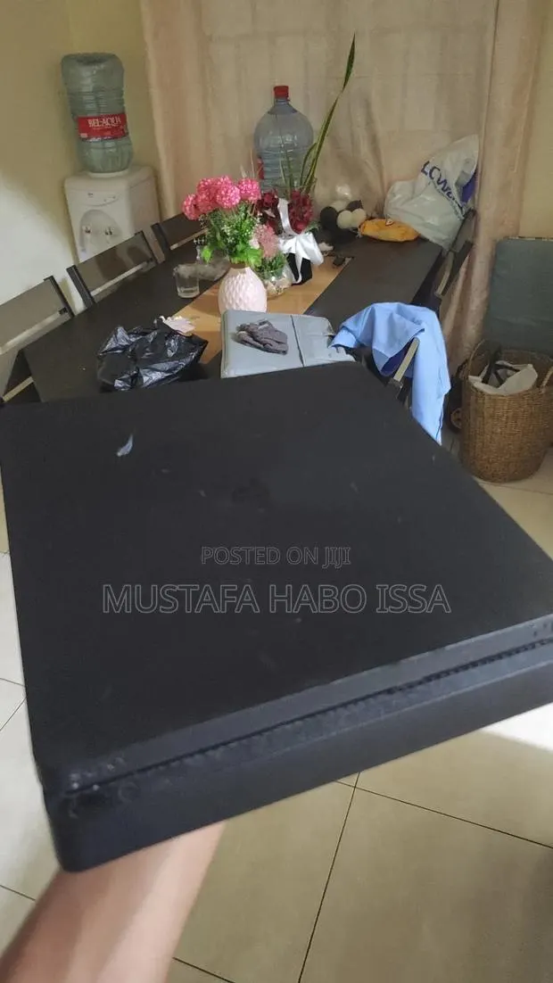 PS4 Pro 1 Terabyte · Photo 1