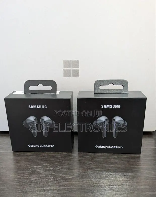 Samsung Galaxy Buds 3 Pro Wireless Earbud Headphones - Silver · Photo 1